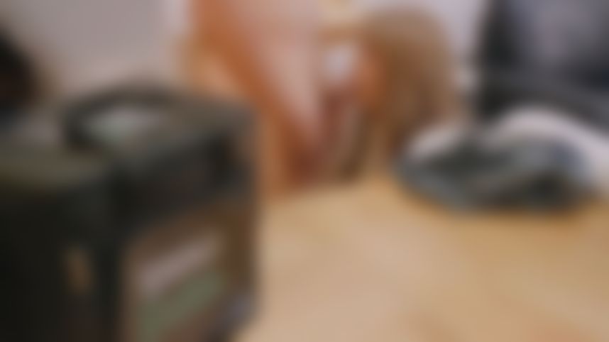 x********l : 被老闆裁員的OL小米心情差獨自在家喝著酒，打開外送平台叫了幾份小菜。「扣扣扣」外送員來了！天啊～好鮮肉的外送小哥哥😍
此時的小米內褲都濕成一片了..今晚一定要想辦法跟外送小哥哥來場床上連結😈