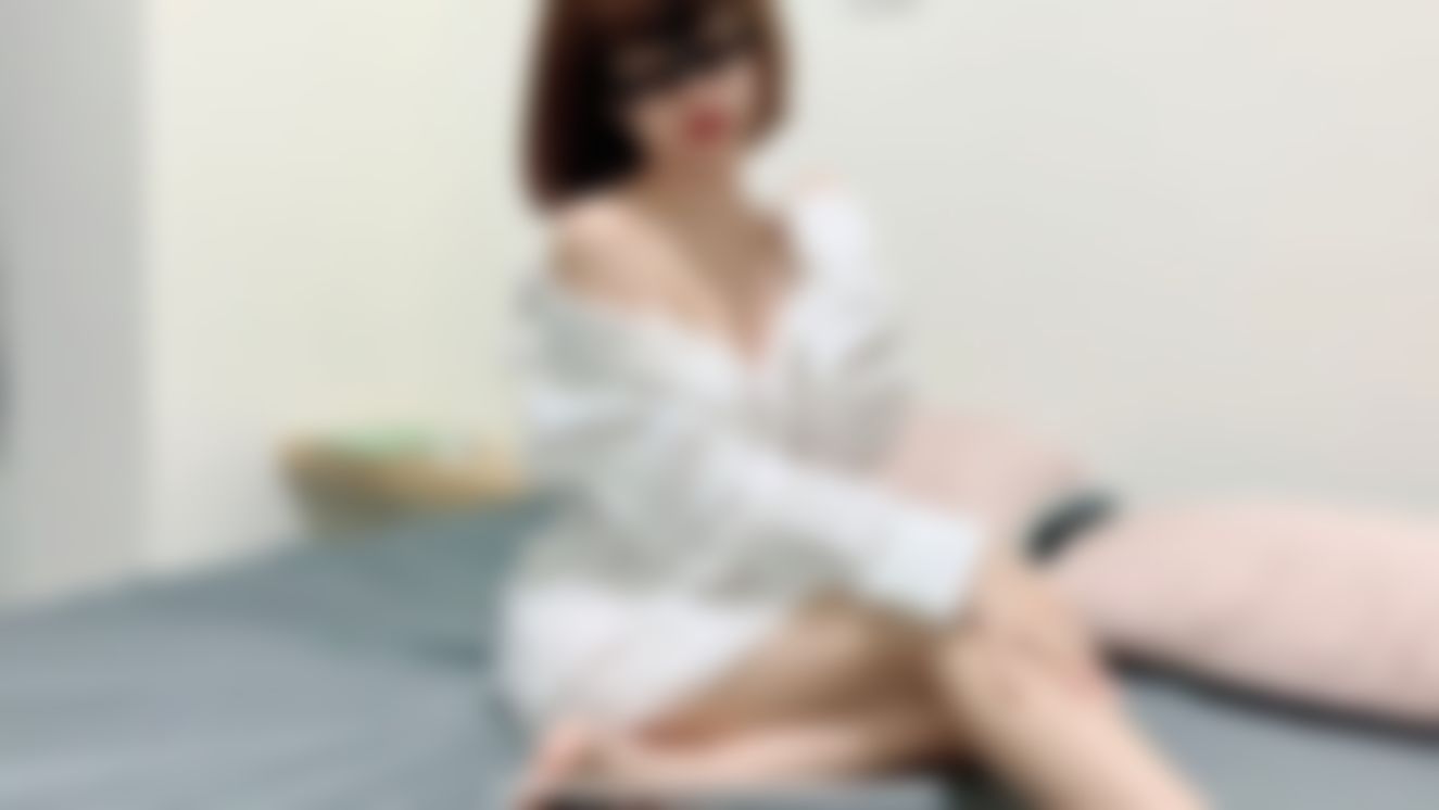 sexyemily : 偷穿別人男友的襯衫，幻想與他做羞羞的事❗️