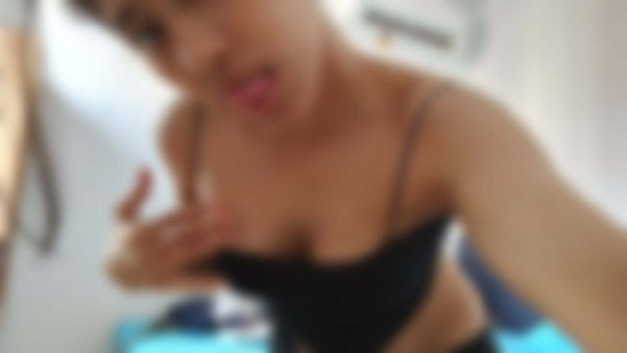 n********a : masturbate in the room chair 💦😍