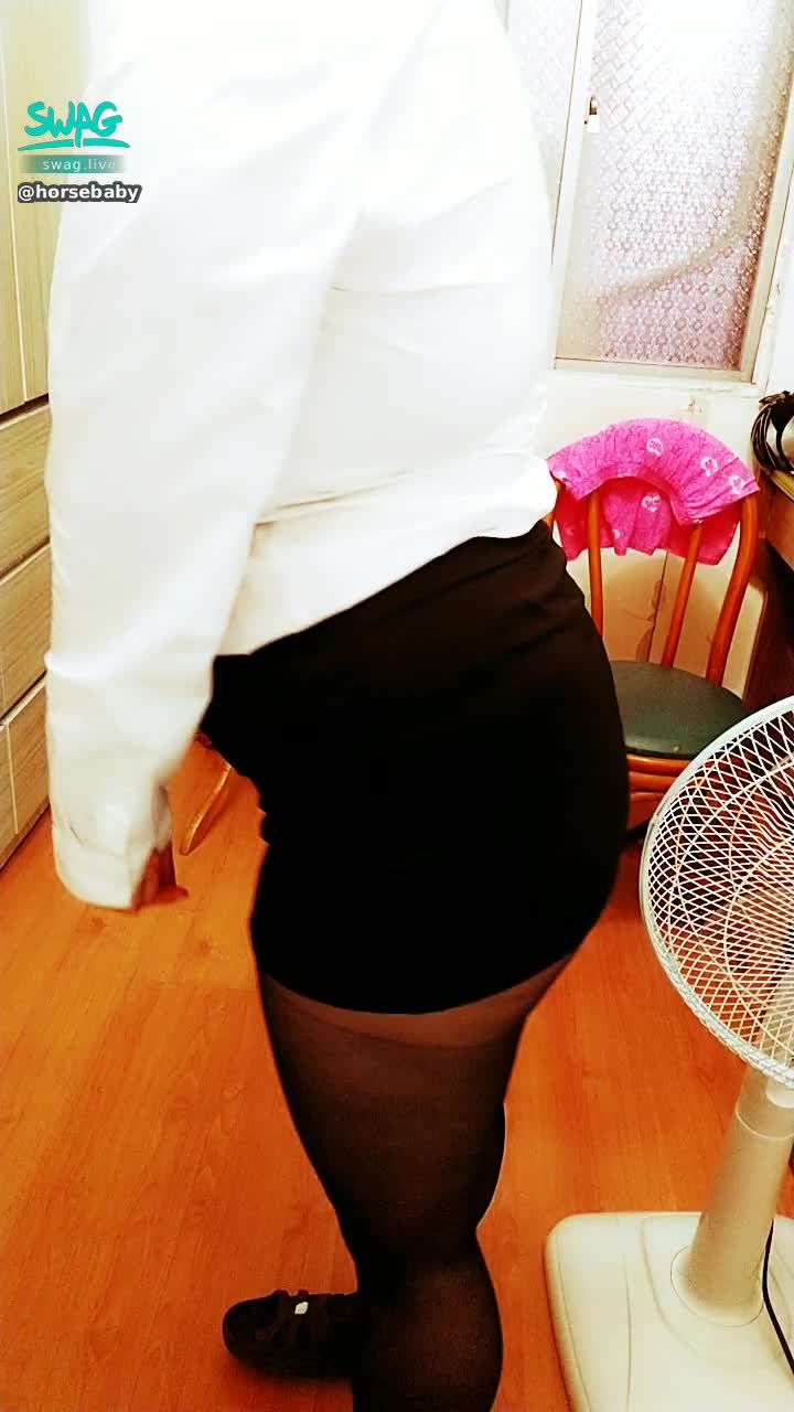 h*******y : 穿OL裝 又解開中間的鈕扣誘惑你😁
還撐的住嘛😈