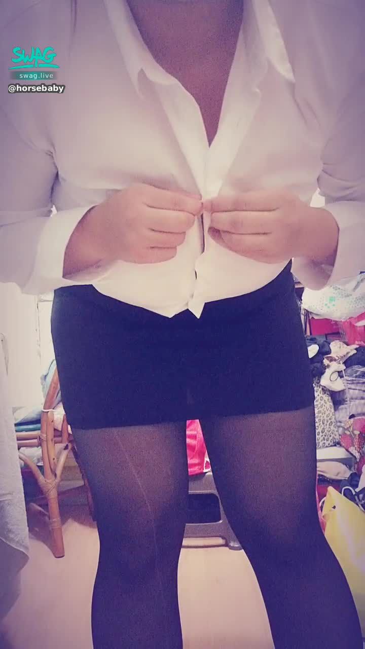 h*******y : 騷女忍不住想脫掉襯衫了...
腳在開開..絲襪都破了🤤
