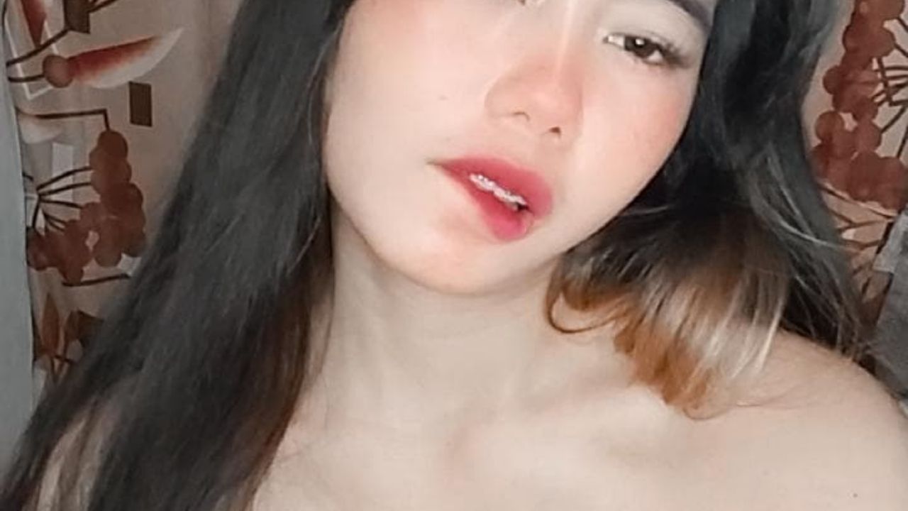sweethella : aplication body lotion and masturbate