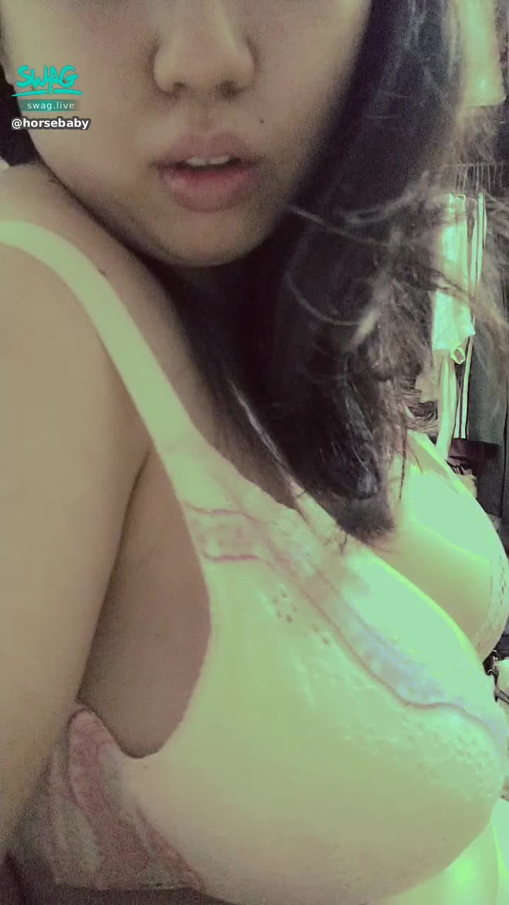 h*******y : 騷騷的奈奈慢慢脫掉內衣~誘惑你🔞🈲😁