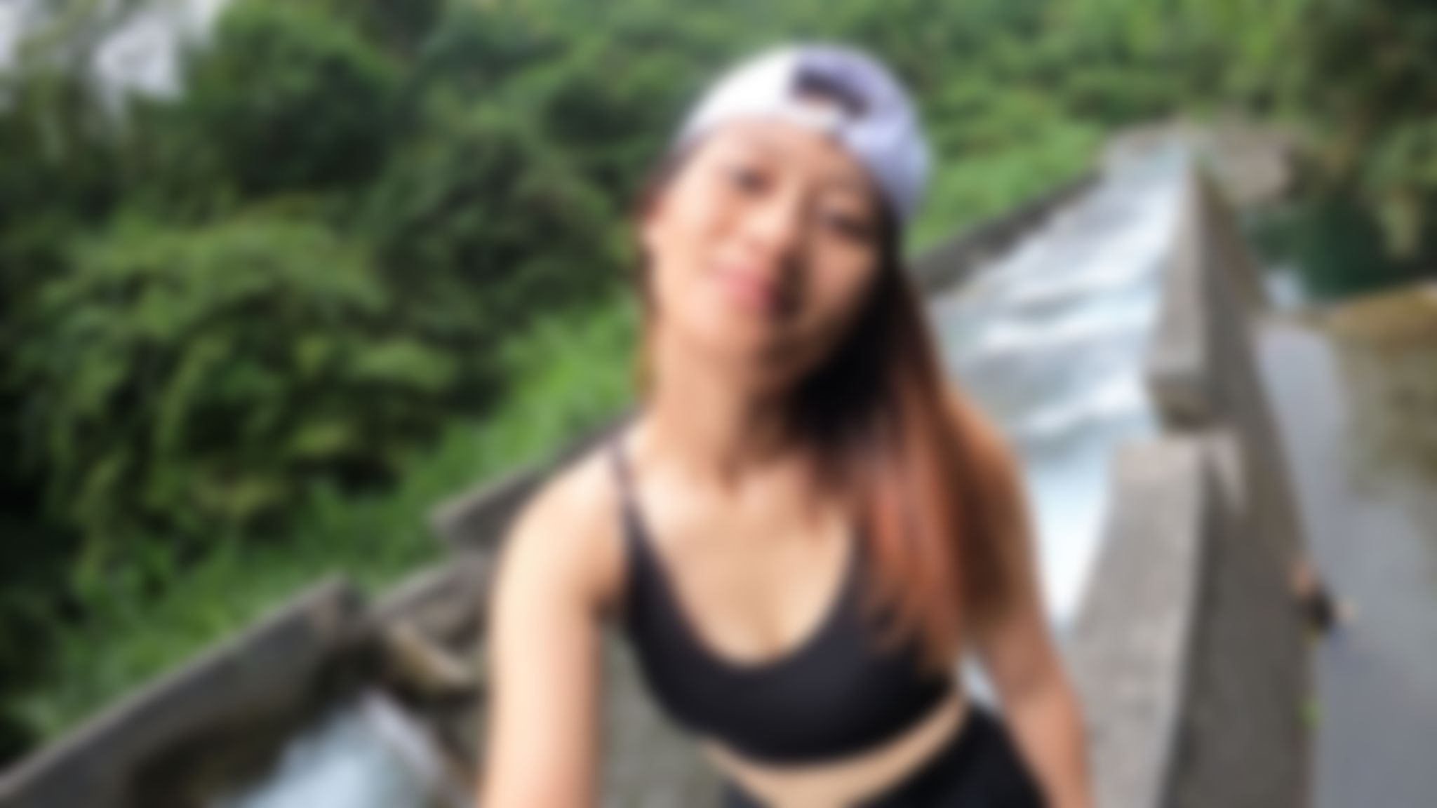  : 性感女神帶你徒手攀巖勇闖瀑布森林 探索大自然的美