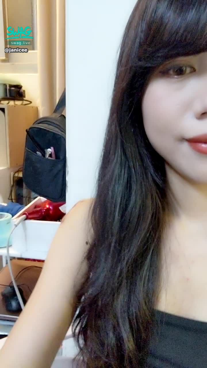 janicee : 今日的妝配上低胸斜肩女神系上衣，外面好熱呀hot summer day