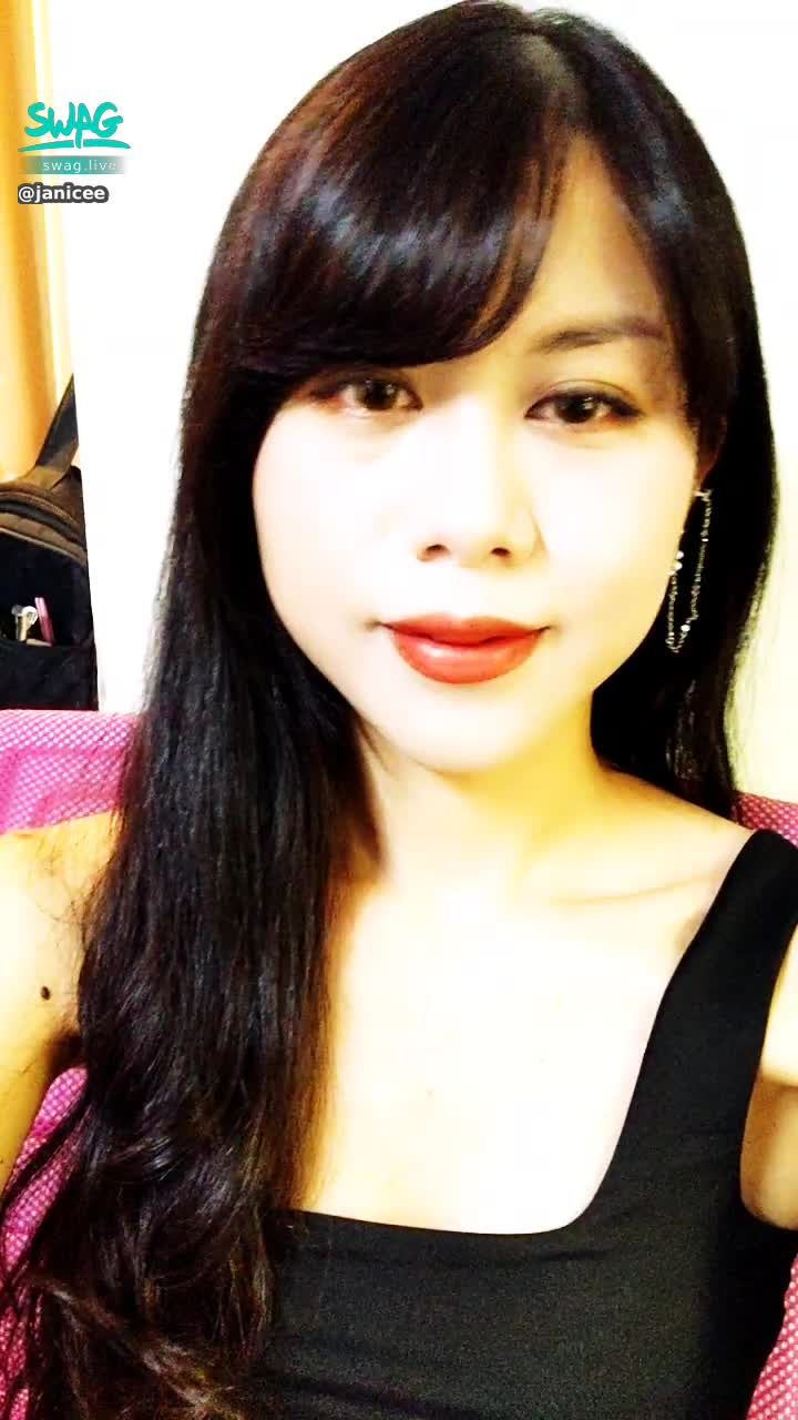 janicee : 接一對一視訊，被客人說長得很像高嘉瑜就封鎖了，到底是…（明明就不像好嗎！）
小哥哥來評評理好嗎！
iPad又掛掉所以沒有音樂
I don't understand my clients