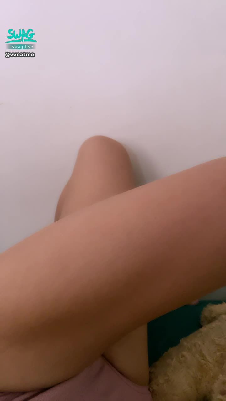 v*****e : 早起的鳥兒被V吃
今天是早起的V🥳

有聽到騷屁屁被拍的聲音嗎😳
今天不用上早班快點來跟我聊天吧❤️
不然我只好跟熊熊玩了🥺