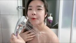 miaangel : 洗澡玩水,最喜歡用嘴巴👄跟舌頭👅和水注親密接觸了,寶貝哥哥們喜歡陪蕎伊一起玩水嗎?💦