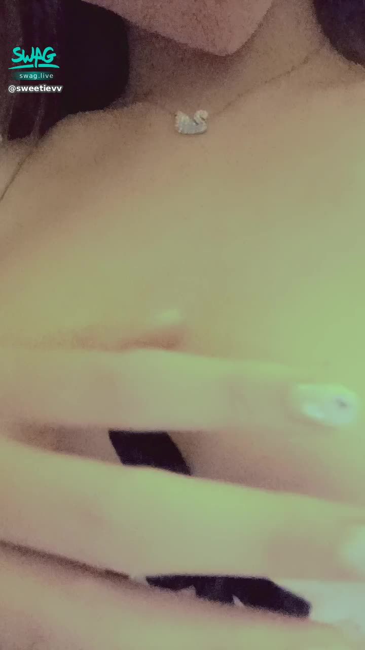 sweetievv : 哥哥 猜猜我的奶頭今天有凸嗎😏