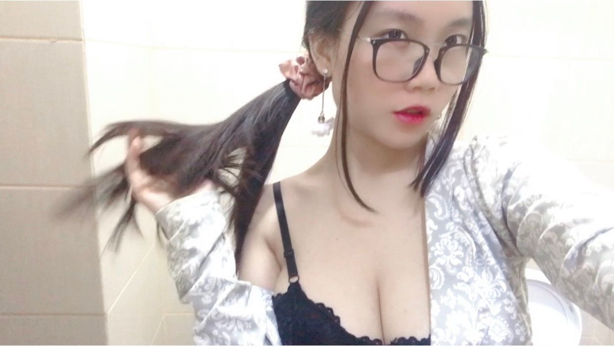 celinne : Sexy glasses girl🤤💦