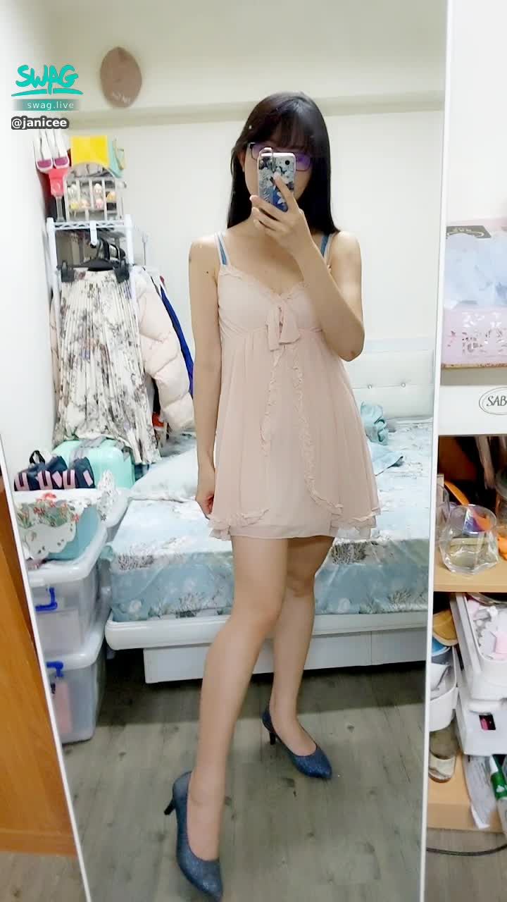 janicee : 前傾時夢幻睡衣下透出的藍色bra💘💘
新買的內衣集中效果超好⭐
為什麼最近蝦皮一直有人私訊要買原味衣呢？