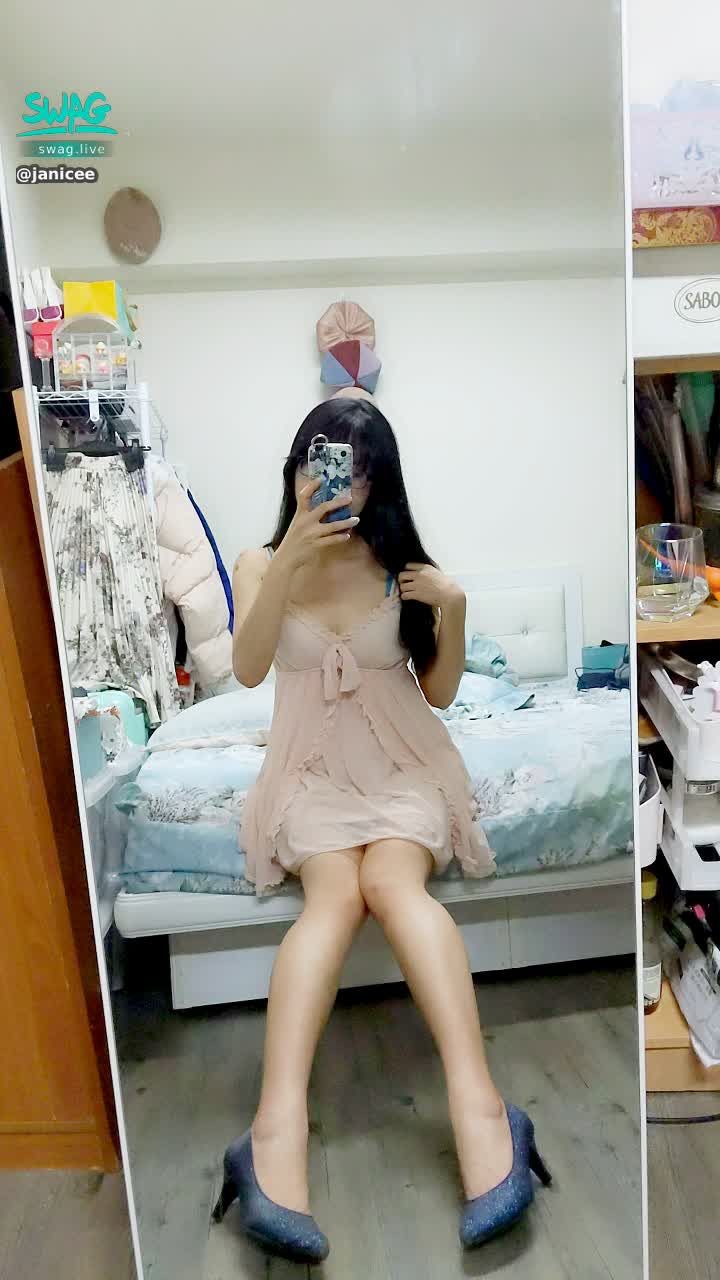 janicee : 夢幻睡衣下透出的藍色內衣💋💋💋
新買的內衣效果超好💘
為什麼最近蝦皮一直有人私訊要買原味衣呢？