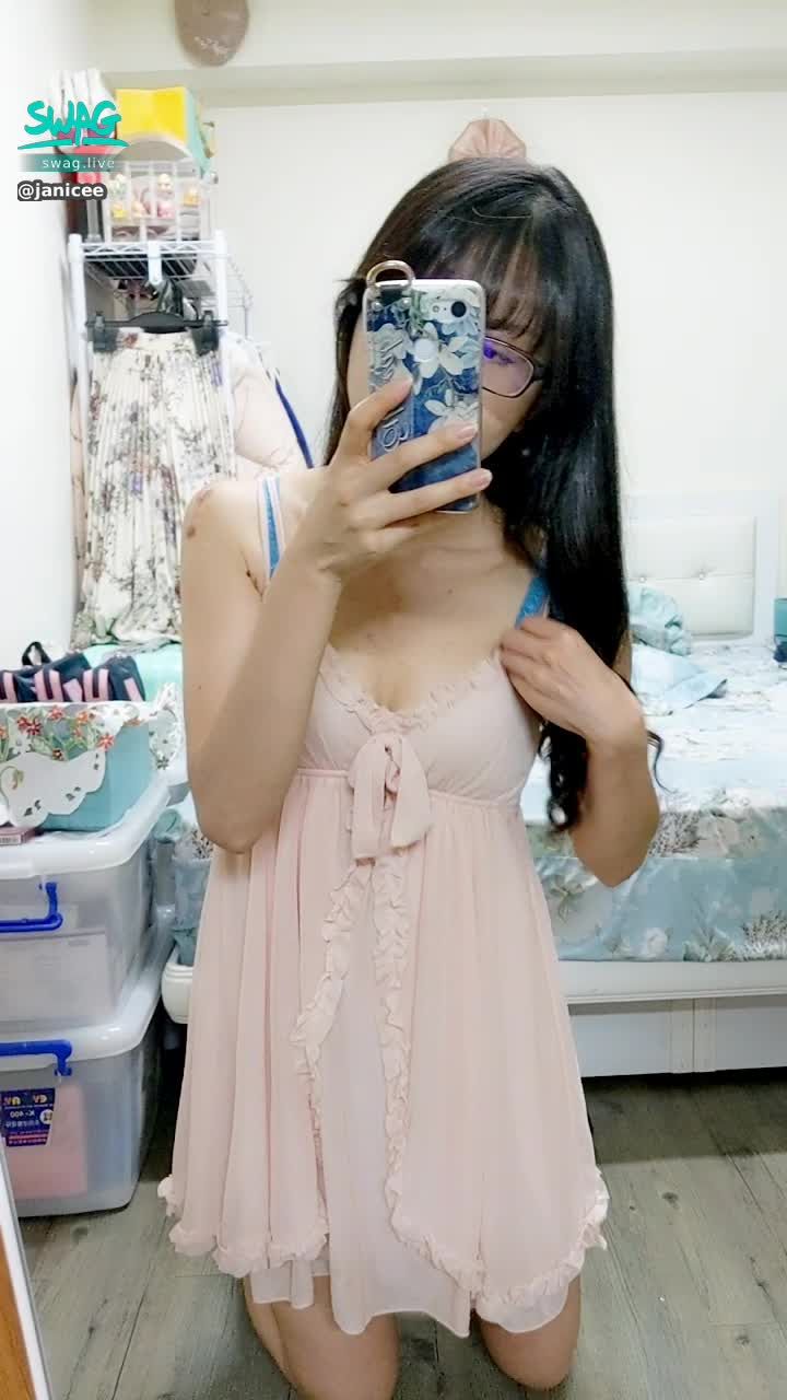 janicee : 前傾時夢幻睡衣下透出的藍色bra💘💘
新買的內衣集中托高效果超好⭐
為什麼最近蝦皮一直有人私訊要買原味衣呢？
