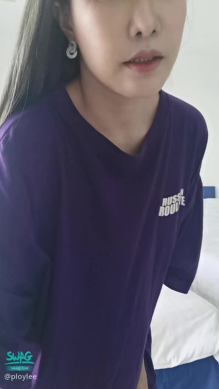 p*****e : help me take off my shirts see boobs 😉