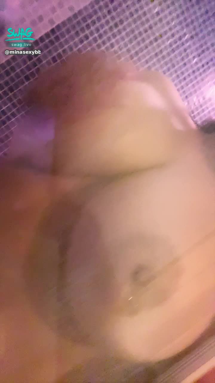 minasexybb : 洗澡前的自慰🈲️主人說要看米娜自己奶頭蹭玻璃蹭到高潮💦💦淫蕩的樣子淫水一直流下來..