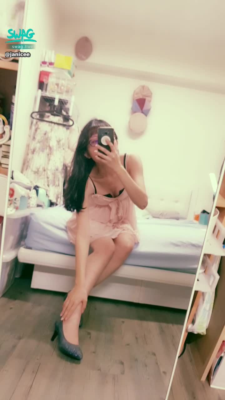 janicee : 坐著低頭摸腿，撩起裙擺，露出修長美腿😈😈
粉色🎀睡衣，低胸的領口包不住內衣，溝影畢現💘💘
pink sleep wear💙