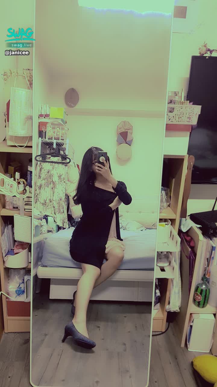 janicee : 想看解開外套的樣子嗎？😈靜照😈
粉色🎀睡衣，低胸的領口包不住內衣，溝影畢現💘💘
pink sleep wear💙
