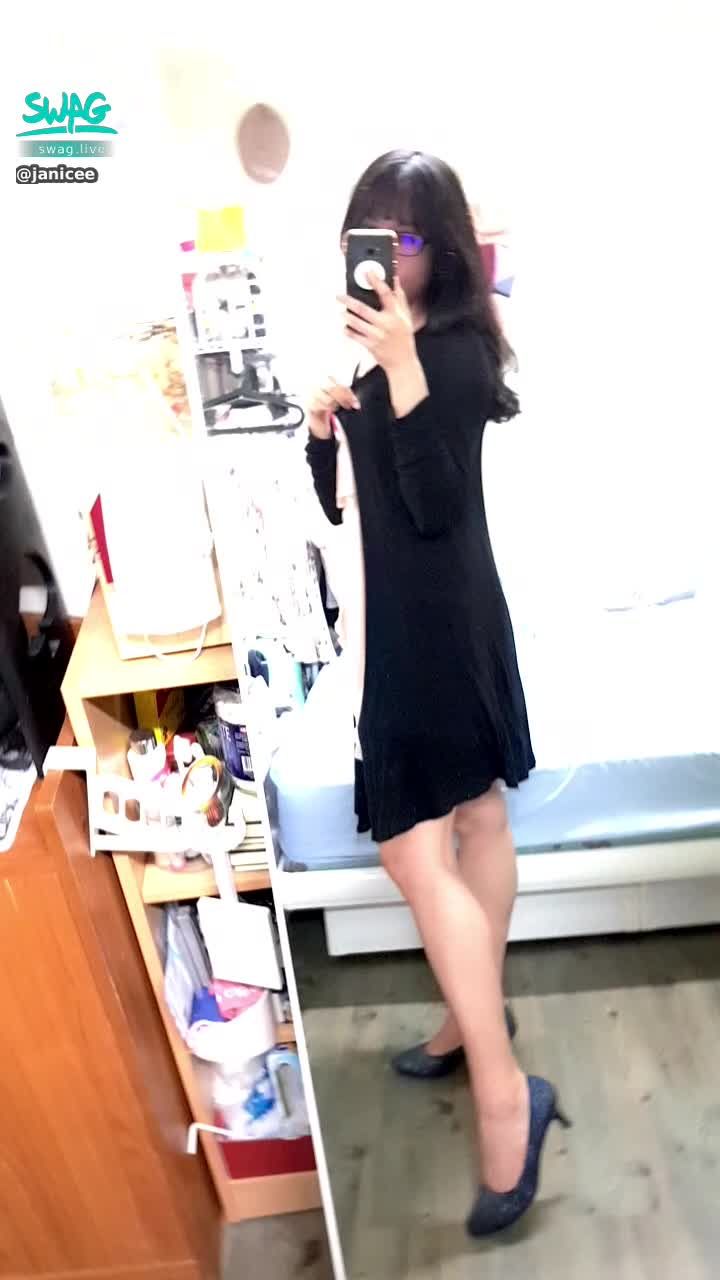 janicee : 解開外套，露出深V性感睡衣😈😈
粉色🎀睡衣，低胸的領口包不住內衣，溝影畢現💘💘
pink sleep wear💙