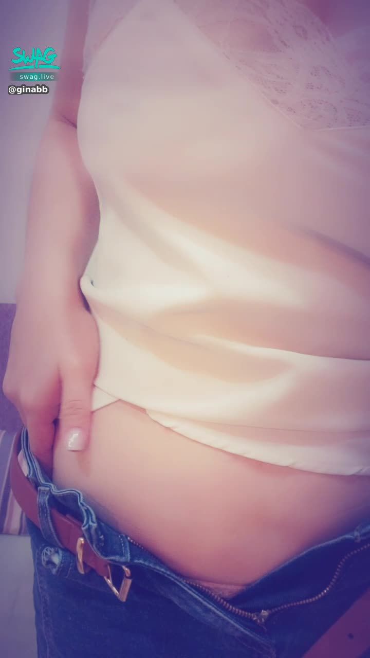 ginabb : 想要你幫我脫😈蕾絲小褲褲好性感喔!🤩🤩下面有點騷騷的耶!人家想要了~😍😍😍你想摸毛毛嗎？
