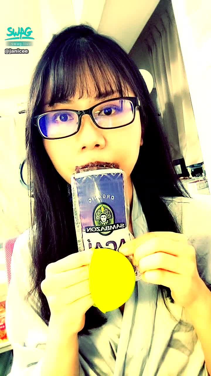 janicee : 咀嚼中😋
餵食倉鼠巴西莓💋
açai ice♥️