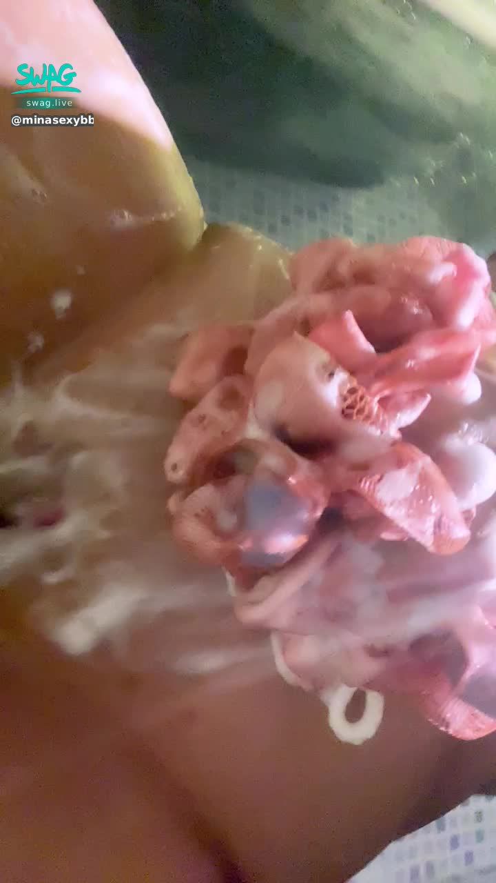 minasexybb : 洗澡前的自慰🈲️用身體抹滿泡泡 女上位朝肉棒坐下去❤️