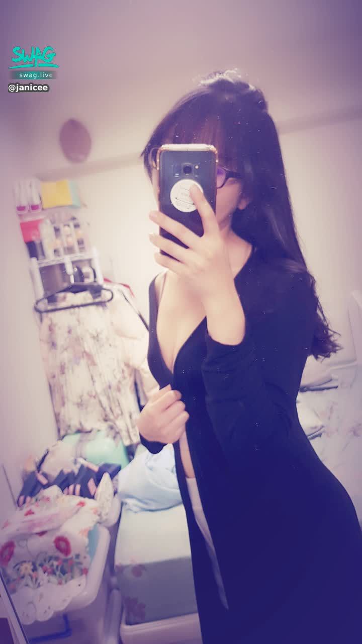  : sexy bratop 👠 still photo ⭐ Unlock to see more 💖
The deep V on the chest is sexy 💚 light sporty style 💋
cozy style 💕