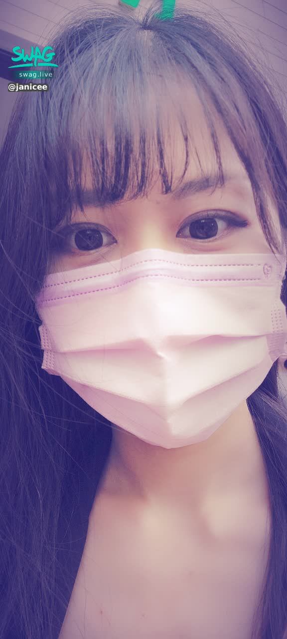 janicee : 這週五想去看場電影，小哥哥要一起來嗎？