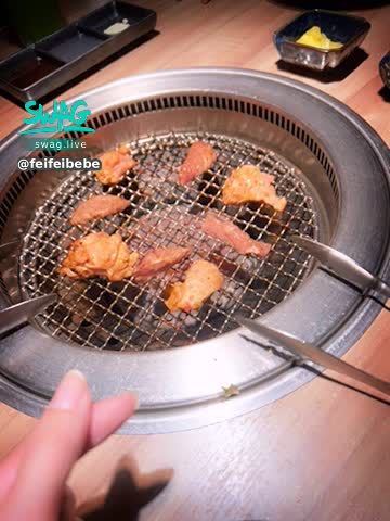 feifeibebe : 今日吃飯約會❤️❤️ 好久沒有吃燒肉了🥰 

想要跟人家吃飯、逛街、看電影嗎？人家本月超有空😚 
可配合時間⌚️地點📍 

是少數swag主播願意配合粉粉唷❗️
想知道更多資訊私訊👉🏻 @feifeibebe