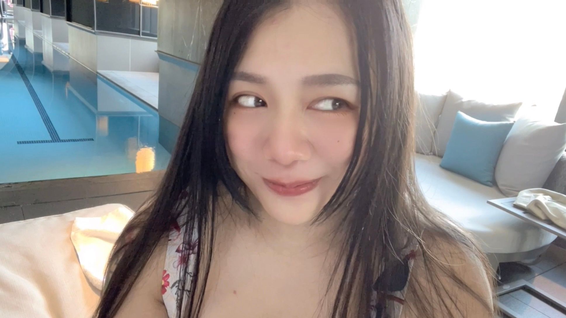  : 泳池把到大奶正妹‼️帶回房間無套顏射💦(下集)