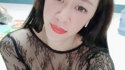 cocoyk : 簡單的蕾絲上衣配上碎花小內褲 簡單又不失性感 小妖今天慾火焚身 一次次的高潮 你們看出來了嗎?🤭🤭