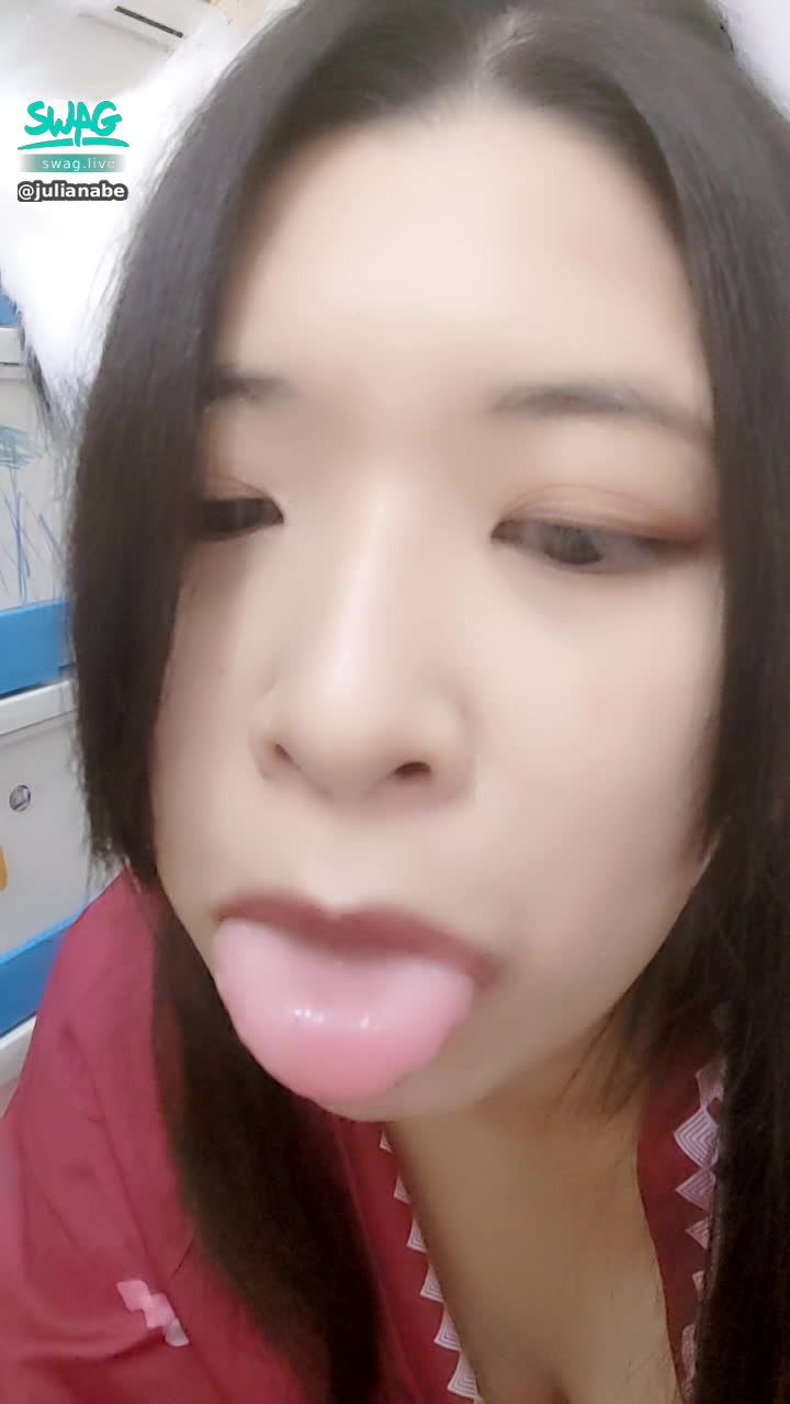julianabe : 人家也好想吃真的大棒棒~
舔自己慰慰過的棒棒覺得好色~