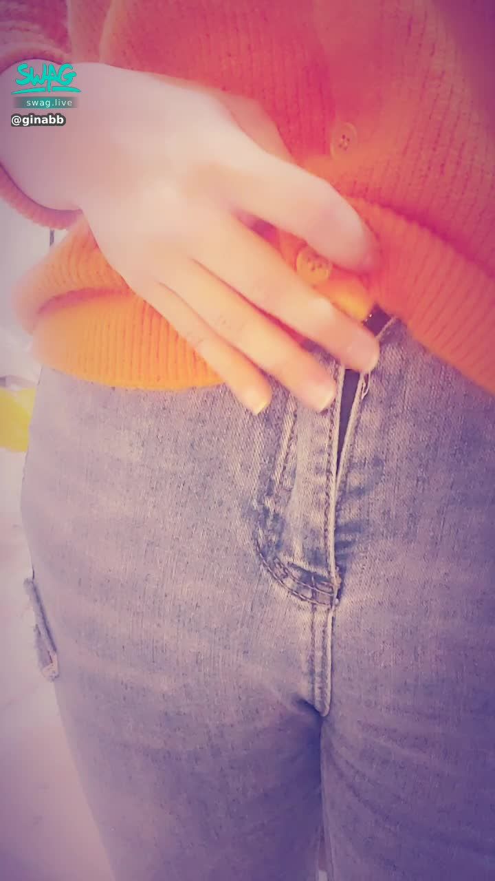 ginabb : 今天的小褲褲是黑色蕾絲的喔🥰🥰！性感~