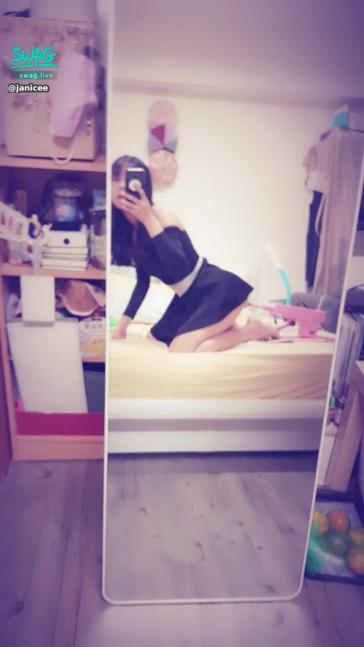 janicee : 炮機3~4段速🍌🍌
猛烈抽插蜜穴中💋小穴夾太緊了，進出時充滿阻力，可以看到機身都在晃動，小穴把陽具含到最底時機器會直接停住😈
今天服務我的是上彎的陽具🍌
with my pink machine🎀
