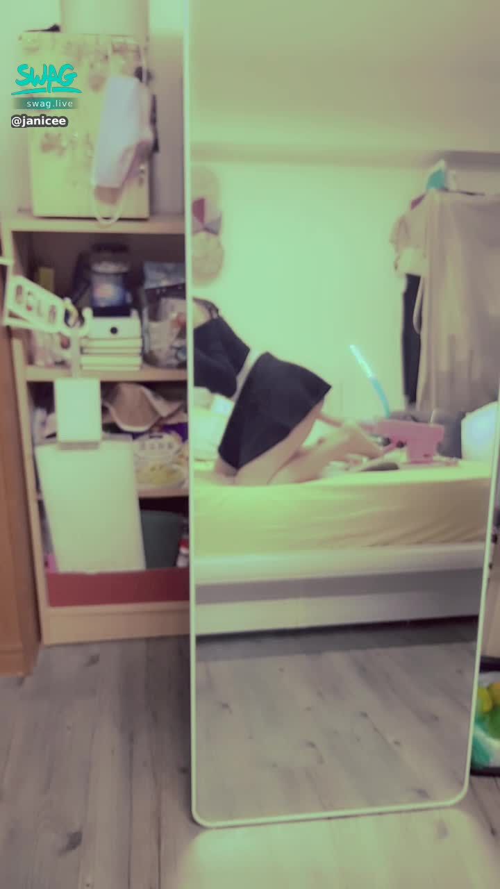 janicee : 用炮機前暖身中，自己動也是別有一番感受💋
小穴夾太緊了，進出時充滿阻力，可以看到機身都在晃動😈
今天服務我的是上彎的陽具🍌
with my pink machine🎀