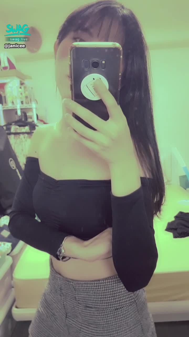 janicee : 黑長直的青春，配上性感露肩上衣💐
纖細腰線與肚臍，與發光的鎖骨💋
purely sexy🎀