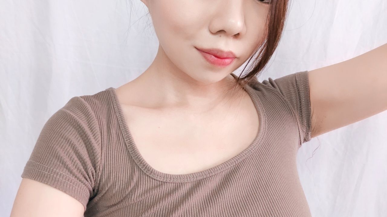 jenzhen : 这次真的兴奋了，刚刚弄好私密处除毛，就开始慰慰了🥵🥵

白酱真的流很多💩💩
还比毛毛浓密的时候多🌚

鲍鲍还是红红肿肿的，就开始玩逼逼🤭
真的要逼死自己才甘愿🥲

日常肉棒一插🤭 整个假吊都看到白酱🥲
逼逼也很容易浮现白酱🥺 哥哥必看哟😳 白酱流出来逼逼的超明显🌚🌚