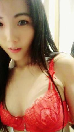 quanna : ⛄聖誕福利🌲露臉🥰認識Q娜基本款♥️應景的聖誕大紅色內衣褲套裝  解鎖此動態然後告訴Q娜你「幾歲 住哪」  讓我認識你 可🉐影片