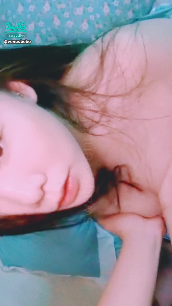 venusbebe : ⚠️想要解鎖完整版
💁🏻‍♀️請以文字回覆私訊向我要喔🥰😍

💁🏻‍♀️全長只有5分鐘左右🤷🏻‍♀️ #廣東話 #小淫娃

男友都說我怎麼吃得像是🍭😮‍💨(哈哈)
😗我邊舔著邊說：因為是真好吃的呀🥰

🤭我怎麼想起那情景邊打字邊濕了🤤

⚠️首次回覆文字私訊解鎖新粉禮🍭🙃