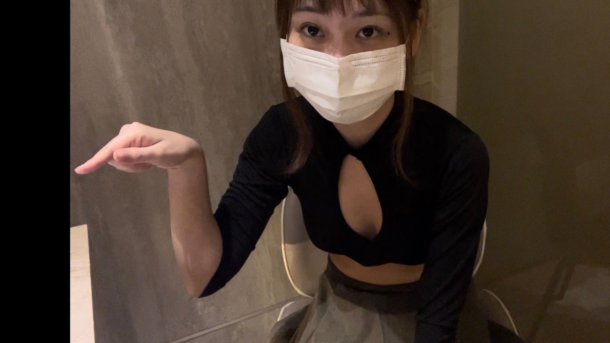 sexyemily : 哥哥說那瓶好像不是乳液，是興奮的乳膏之類的，害我慰慰高潮了🔥都是臭哥哥啦，不早說～😆