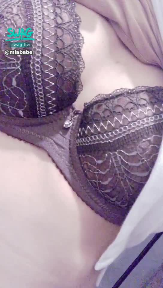 miababe : 我新买的内衣🥰哥哥觉得美不美呢？🤤