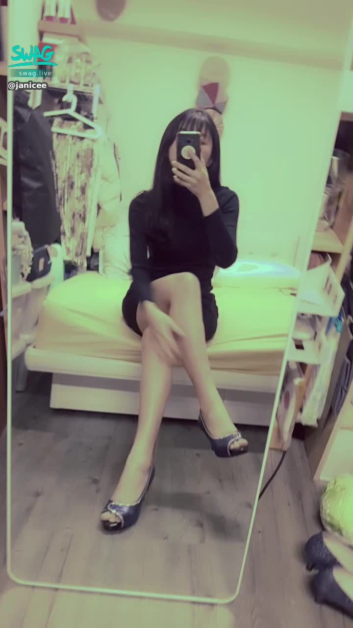 janicee : 大露背禮服美背的凹痕💋
危險的高跟鞋👠
炮友昨天一直說白菜很可愛🤣
誘惑的貼身曲線😈
big hollow👀