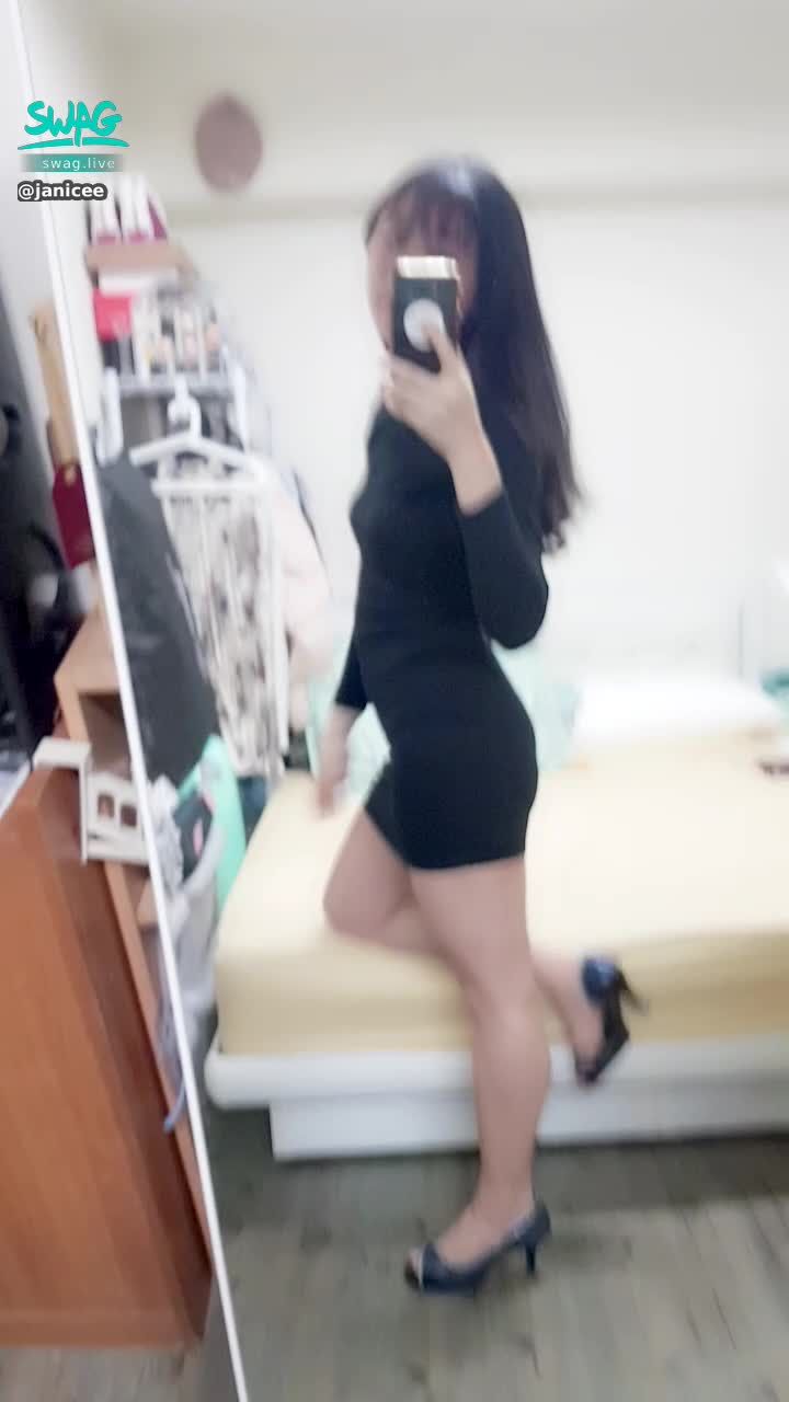 janicee : 彎腰時致命的曲線🌹
美臀的緊緻線條💖
黑色大露背洋裝💗
炮友昨天一直說白菜很可愛，嫉妒白菜🤣
big hollow👀