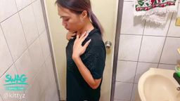 kittyz : 日常洗澡🛁
快洗完了
忘記鎖門🔒
砲友推門而入
只好蹲下幫忙一下~
🔱喜歡詩詩的記得追蹤
🔱喜歡什麼可以跟詩詩說 詩詩來滿足你
🔱往後會更努力拍攝更好的淫片