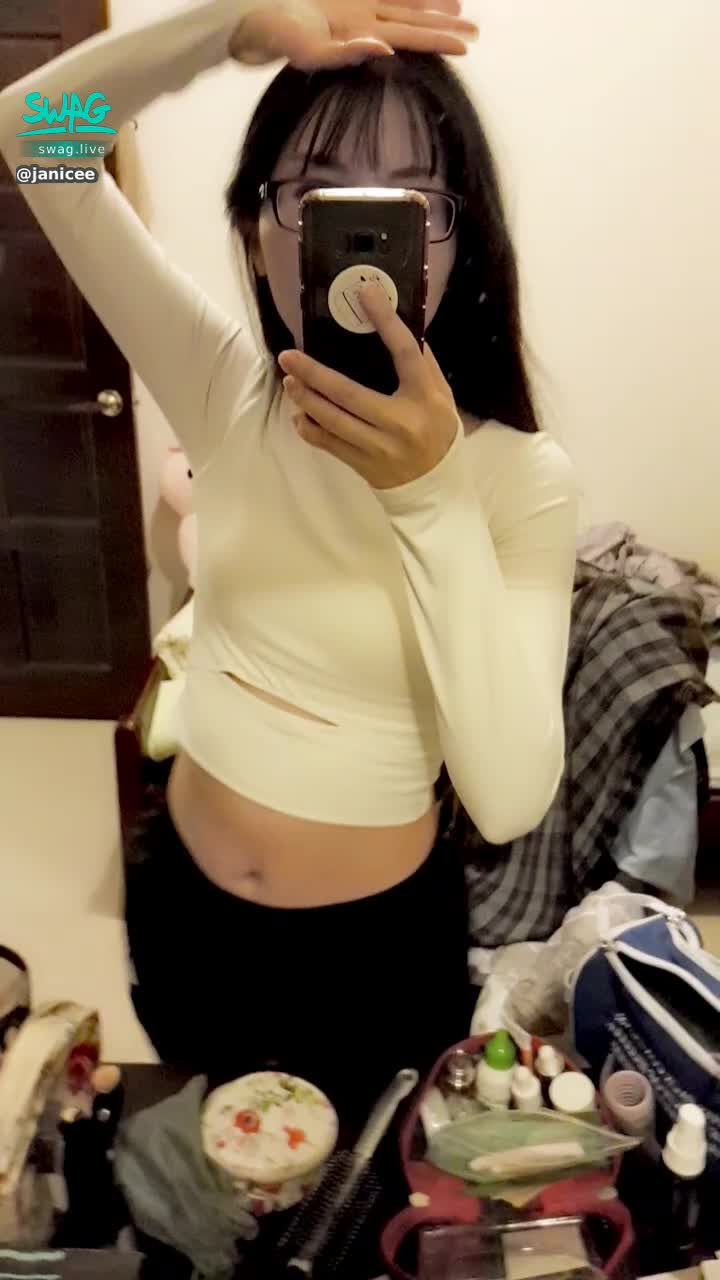 janicee : 瑜珈服套手指的設計😈莫名有種性感的線條💓
貼身性感白上衣💙
露出腰與肚臍的運動裝扮💛
想一起在農曆年後運動嗎？💧
between the fingers💋