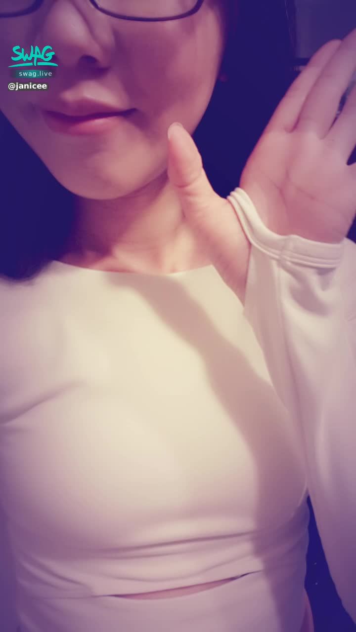 janicee : 低視角的窺探👀
近拍嘴唇與開衩短褲下的臀部💓
close up😎