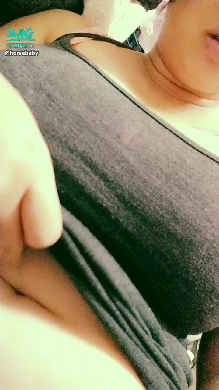 h*******y : 超好色的奶頭🤤都還沒開始玩
一掀開內衣就激凸惹🔞🔥