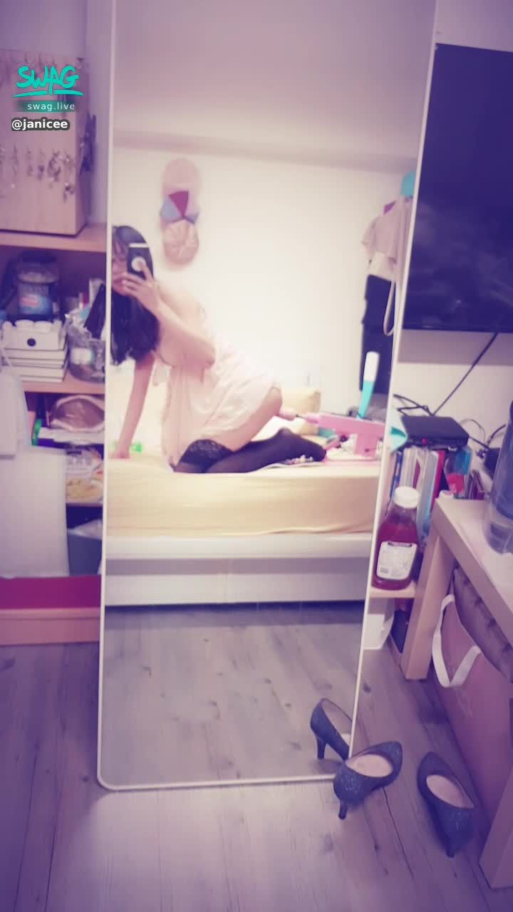 janicee : 同色系的睡衣與炮機💋
一段速到二段速緩插😈😈😈😈
粉絲許願的絕對領域膝上襪配炮機💚
thrusting with my pink machine😍

過年限定活動💋
如果想看更高速的，
😈送兩個新年虎哩快樂貼圖可以得到一部私藏的新炮機影片💙
😈送一個虎年發大財貼圖可以得到六部新炮機影片唷💖