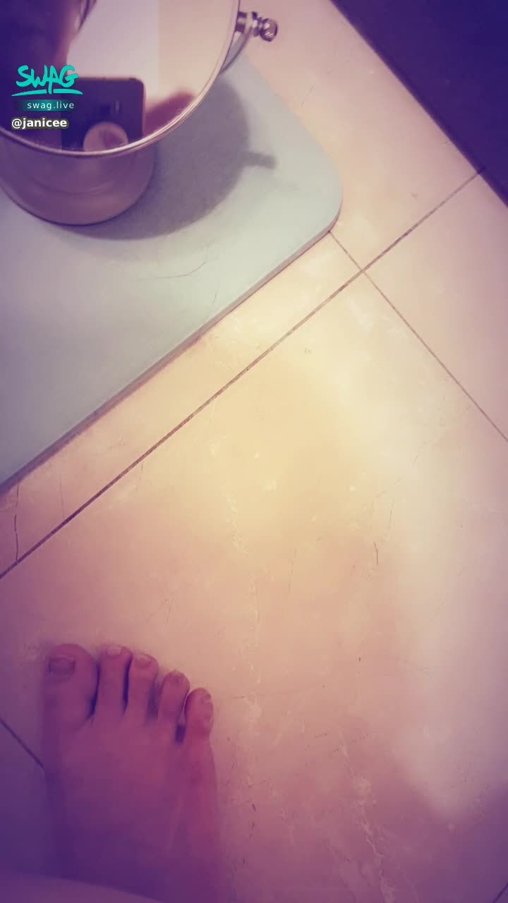 janicee : 蹲在地上時讓你用鏡子偷看一下💗
彷彿鏡頭般的視野💋
腳趾也清晰地站在鏡頭外，兩個視角😈
全裸入鏡👠
naked🌹