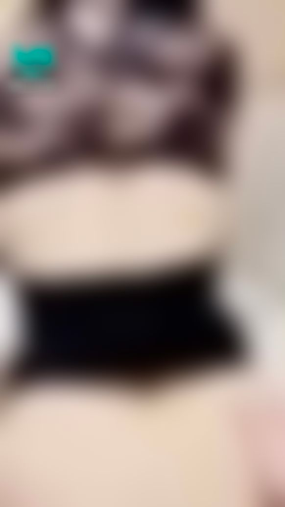 bershuka : 新長片快報！實戰「下集」上映囉！！
💋與鐵粉哥哥的KTV刺激實戰！(下)🔞

在酒精的催化下，茉茉與粉絲兩人移動到了KTV包廂內的洗手間繼續瘋狂性愛，粉絲哥哥從後入爽幹，茉茉貼心的幫射精後的粉絲口交，並現場自慰再次高潮，淫水噴到粉絲哥哥的臉上了！💦🔞
《移動肉便器，包廂兼廁所》
《中文字幕，優質長片》
《絕頂高潮，粉絲福利》
《首次實戰，歡迎私訊》

解鎖茉茉長片🔓按讚👍+截圖，濕訊茉茉長片通關密語：“KTV做愛噴水好狂”🉐️隱藏版淫片！