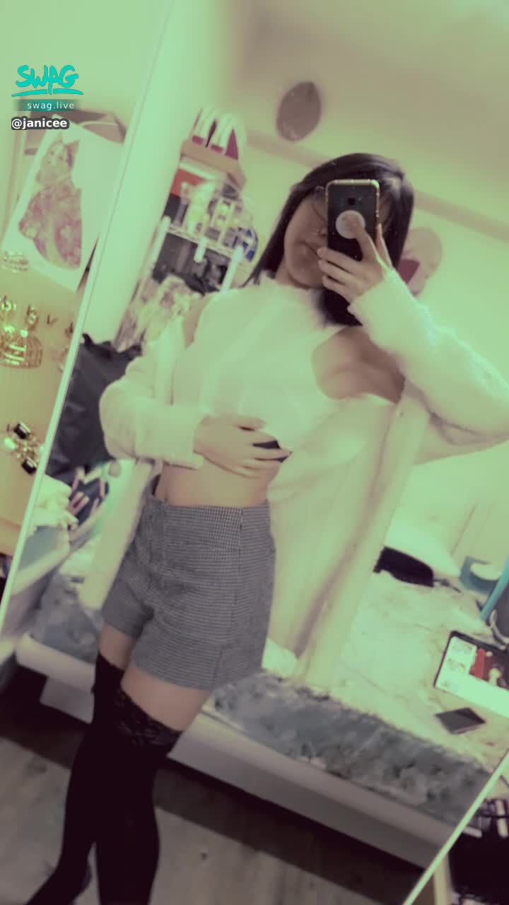 janicee : 抬起手就露出內衣😈
oops😎
冬日毛毛外套下藏不住的性感💙
配上黑絲的絕對領域💋
absolutely sexy♥️